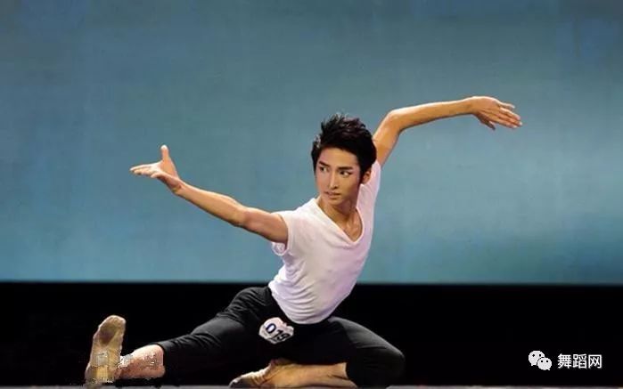 4岁学舞，14岁参加桃李杯，16岁考进解放军艺术学院，今年是他跳舞的第26年 (http://www.hnyixiao.com/) 艺考界资讯 第3张